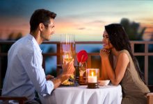ארוחת ערב רומנטית לאור נרות עם יין